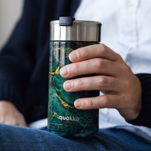 Quokka Boost Coffee Tumbler ruostumattomasta teräksestä valmistettu termosmuki haudutussiivilällä, 400 ml, Vihreä kivi