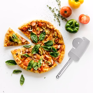 Pizzaleikkuri leikkuupyörällä, reunoja leikkaavilla hampailla ja puristimellisella lastalla