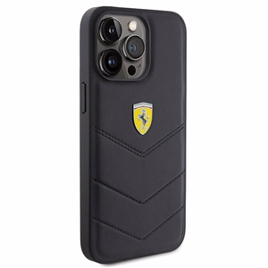 Ferrari Quilted Metal Logo Suojakuori iPhone 15 Pro Max:lle - musta