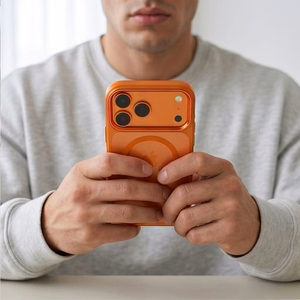 Tech-Protect Magmat MagSafe CC suojakuori mallille iPhone 17 Pro Max / 18 Pro Max – oranssi ja läpinäkyvä