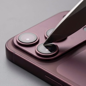 Tech-Protect Camfull Fit+ -karkaistu kameransuojalasi iPhone 18 Prolle, viininpunainen