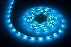 Valaisinsarja, jossa 5050 SMD LED-nauha (150 LEDiä), virtalähde ja väriohjain