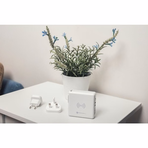 Monitoimilaturi Forcell F-Energy 4in1 2 x USB A + USB C 15W + Varavirtalähde 8000mAh + langaton lataus valkoinen
