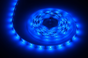 Valaisinsarja, jossa 5050 SMD LED-nauha (150 LEDiä), virtalähde ja väriohjain