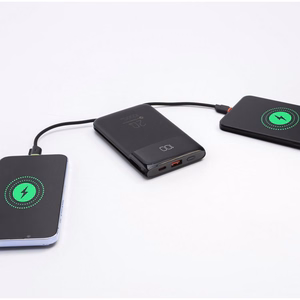 FORCELL F-ENERGY F10K6 Multicharge -varavirtalähde sisäänrakennetuilla USB-C- ja Lightning-kaapeleilla, PD, QC3.0, 3 A, 22,5 W, 10000 mAh, musta