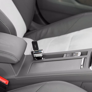 Auton FM-lähetin Bluetooth-toiminnolla (2× USB)