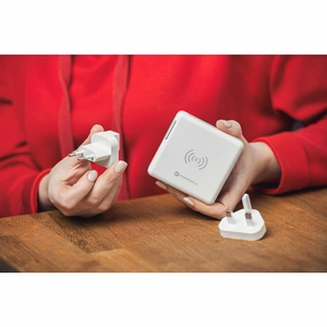Monitoimilaturi Forcell F-Energy 4in1 2 x USB A + USB C 15W + Varavirtalähde 8000mAh + langaton lataus valkoinen