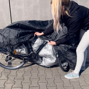 Musta vedenpitävä L-koon peite grillille, polkupyörälle ja potkulaudalle