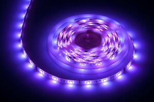 Valaisinsarja, jossa 5050 SMD LED-nauha (150 LEDiä), virtalähde ja väriohjain