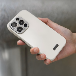 Moshi Napa MagSafe laadukas vegaaninahkainen suojakuori iPhone 15 -laitteelle, Eggnog White -värinen
