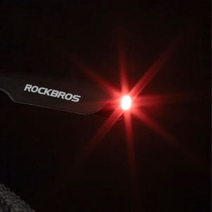 Rockbros DNB8001 lokasuoja punaisella LED-valolla - musta