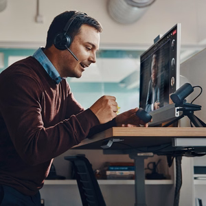 HP Poly Voyager Focus 2-M USB-C-C -kuulokkeet USB-C/A-adapteri latausteline