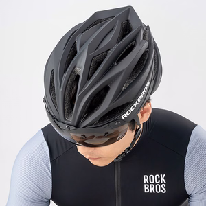 Rockbros pyöräilykypärä visiirillä ja irrotettavilla UV-suojalaseilla, unisex - musta/ruskea