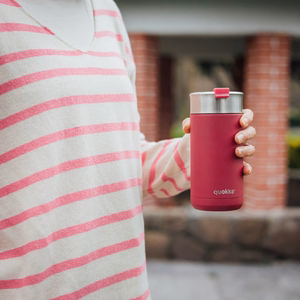 Quokka Boost Coffee Tumbler ruostumattomasta teräksestä valmistettu termosmuki haudutussiivilällä, 400 ml, Maroon