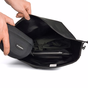 Vedenpitävä pyörän tavaratelinelaukku Wozinsky WBB24BK, 25 l, musta