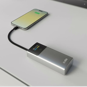 SBS 10000mAh PD 20W Powerbank LCD-näytöllä ja sisäänrakennetulla USB-C-kaapelilla - harmaa