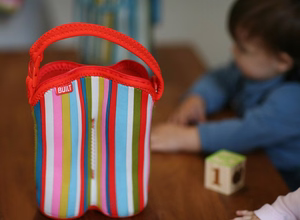 BUILT Bottle Buddy eristetty neopreenilaukku kahdelle pullolle, Baby Pink Stripe