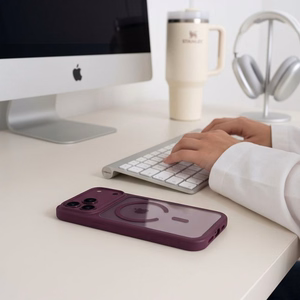 Tech-Protect MagOne CC MagSafe suojakuori ja 2 kpl karkaistuja laseja malleille iPhone 18 Pro / 17 Pro, läpinäkyvä viininpunainen