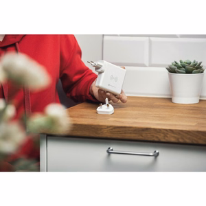 Monitoimilaturi Forcell F-Energy 4in1 2 x USB A + USB C 15W + Varavirtalähde 8000mAh + langaton lataus valkoinen