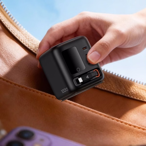 Acefast Z10 GaN 100 W 3 × USB -pöytälaturi sisäänvedettävällä USB-C-kaapelilla ja TFT-näytöllä, musta