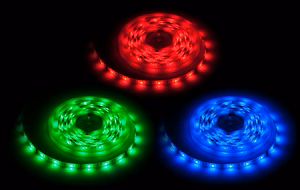 Valaisinsarja, jossa 5050 SMD LED-nauha (150 LEDiä), virtalähde ja väriohjain