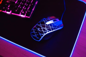 ART langallinen näppäimistö USB A QWERTY valolla + langallinen hiiri USB A valolla AK-50 musta