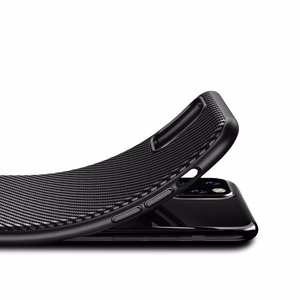 Crong Prestige Carbon suojakuori laitteelle iPhone 11 Pro Max, musta