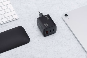 Puhelinlaturi Blue Star GaN 2 x USB C + USB A QC4.0 PD 4A 65W VT-43 musta