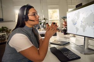 HP Poly Voyager Focus 2-M USB-C-C -kuulokkeet USB-C/A-adapteri latausteline