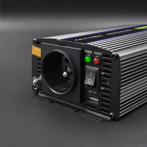 Qoltec Monolith virtalähde / invertteri Auto/sisäkäyttöön 600 W musta