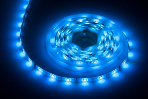 Valaisinsarja, jossa 5050 SMD LED-nauha (150 LEDiä), virtalähde ja väriohjain