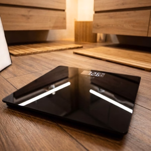 ADLER AD 8194b ladattava henkilövaaka USB-C:llä, musta