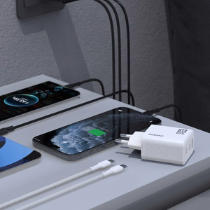Dudao A29 65 W GaN seinälaturi 2 x USB-C + 1 x USB-A - valkoinen