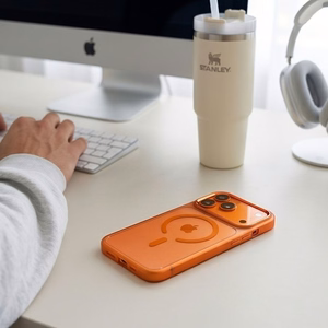 Tech-Protect Magmat MagSafe CC suojakuori mallille iPhone 17 Pro Max / 18 Pro Max – oranssi ja läpinäkyvä