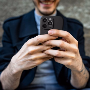 Silikoninen Mag Cover-suojakuori mallille iPhone 17 Pro / 18 Pro, MagSafe-yhteensopiva suurella kamera-aukolla – musta