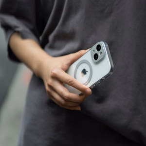 Moshi iGlaze MagSafe suojakuori iPhone 15 Plus -laitteelle, läpinäkyvä Meteorite Gray -yksityiskohdilla