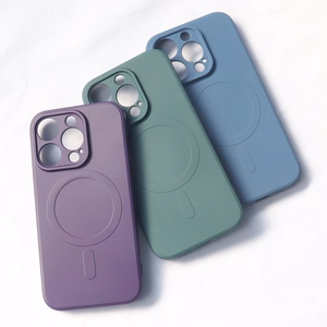 MagSafe-yhteensopiva silikonikuori iPhone 15 Pro:lle Silicone Case - harmaa