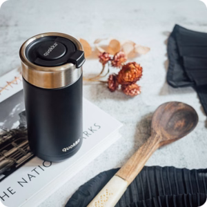 Quokka Boost Coffee Tumbler ruostumattomasta teräksestä valmistettu termosmuki haudutussiivilällä, 400 ml, Hiilenmusta