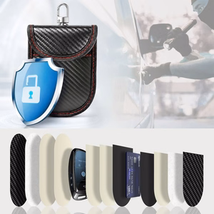 Tech-Protect KLR100 RFID-suojattu auton avainkotelo korttipaikoilla – musta ja punainen