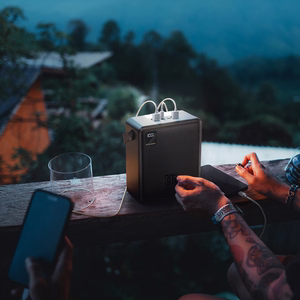 Wozinsky W8-B 100000mAh 30W varavirtalähde, 2xUSB-A, 2xUSB-C, taskulampulla, musta