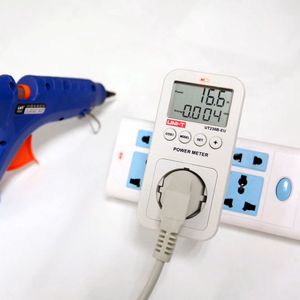 Uni-T UT230B-EU -pistorasia energiankulutusmittarilla