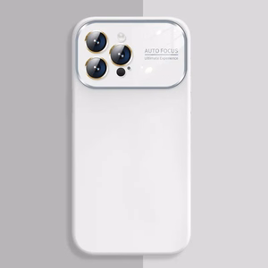 Pehmeä silikonisuojakuori linssillä iPhone 12:lle - valkoinen