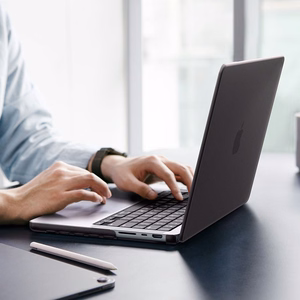 Spigen AirSkin suojakuori MacBook Pro 16" 2021 / 2023 / 2024 / 2025 / 2026 -mallille – puoliläpinäkyvä