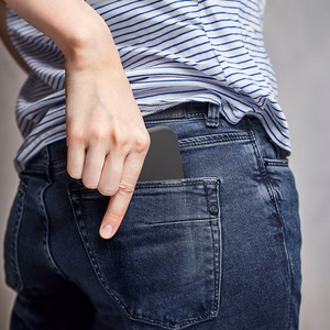 Cellularline Sensation Plus -suojakuori iPhone 15 Pro -laitteelle, materiaaliin integroidulla Microban-antibakteeriteknologialla, musta