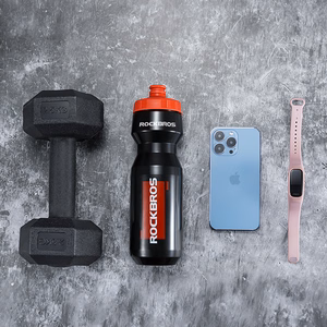 Rockbros 750 ml pyöräilypullo - läpinäkyvä musta punaisella suukappaleella