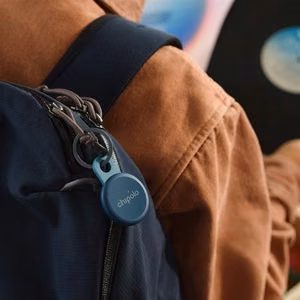 Chipolo LOOP – Ladattava Bluetooth-paikannin silikonilenkillä, iOS- ja Android-laitteille, tummansininen
