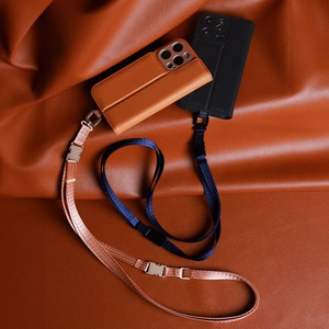 Moshi Overture MagSafe suojakuori iPhone 16 Pro -laitteelle, irrotettavalla vegaaninahkaisella lompakolla, Caramel Brown -värinen