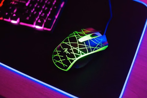 ART langallinen näppäimistö USB A QWERTY valolla + langallinen hiiri USB A valolla AK-50 musta