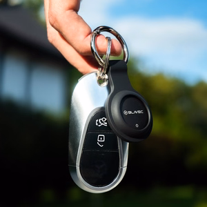 Musta Blavec BTG-02 Bluetooth-paikannin avainrenkaalla Apple- ja Android-laitteille (BTBTG02-B)
