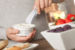 Quirky Scoop 2-in-1 mittakauha ja levityslasta, valkoinen